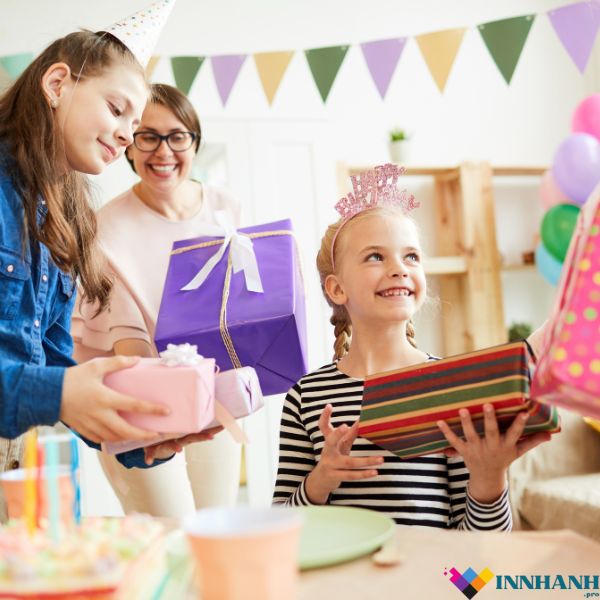 In quà tặng sự kiện Mau qua tang su kien 4