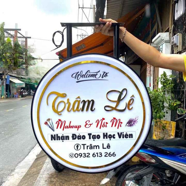 Biển vẫy quảng cáo là gì? Tất tần tật về loại biển quảng cáo độc đáo này Biển vẫy quảng cáo