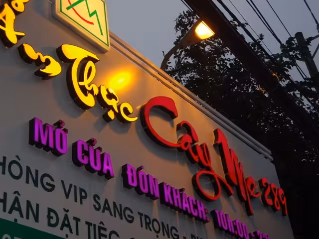 Bảng hiệu mica trong các lĩnh vực kinh doanh: Cửa hàng, văn phòng, nhà hàng Bảng hiệu mica cho nhà hàng