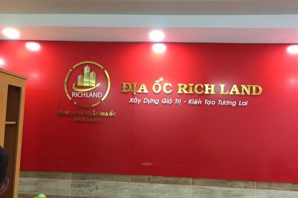 Bảng hiệu mica trong các lĩnh vực kinh doanh: Cửa hàng, văn phòng, nhà hàng Bảng hiệu mica cho văn phòng