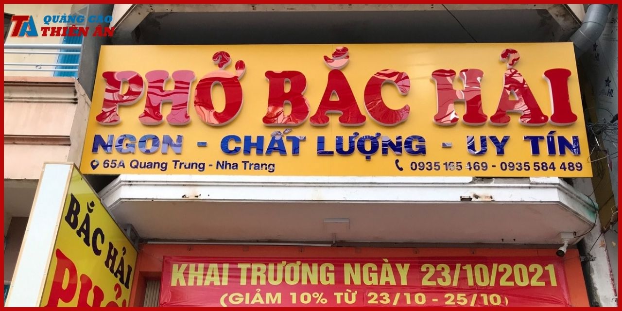 So sánh bảng hiệu mica với bảng hiệu alu