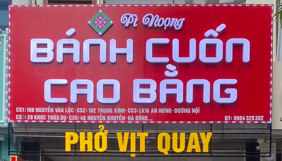 So sánh bảng hiệu mica với bảng hiệu inox