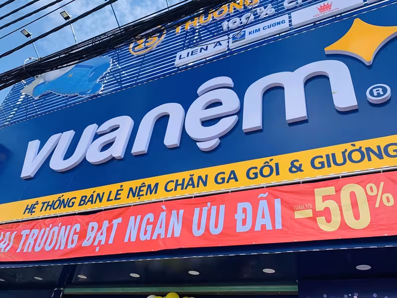Ưu điểm vượt trội của bảng hiệu mica trong quảng cáo