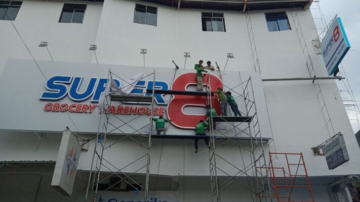 Lắp đặt biển quảng cáo ngoài trời không chỉ đơn thuần là công việc kỹ thuật