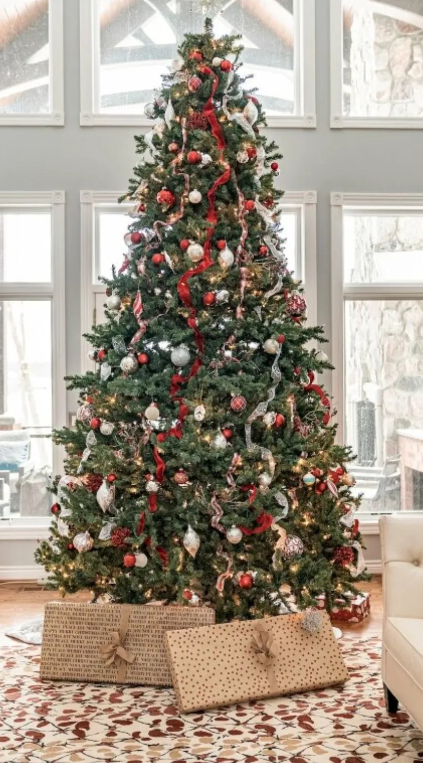 Cây thông Noel được trang trí trong nhà