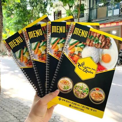 In menu bìa cứng hay In menu nhựa? Lựa chọn nào tối ưu cho nhà hàng của bạn? In menu bìa cứng
