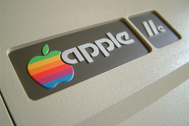 Khám Phá Ý Nghĩa Logo Apple: Bí Mật Đằng Sau Quả Táo Cắn Dở Logo Apple 2 vào năm 1977