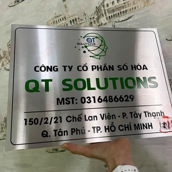 Bảng tên công ty Bảng tên công ty mica là lựa chọn phổ biến nhất hiện nay nhờ tính thẩm mỹ cao và giá thành hợp lý.