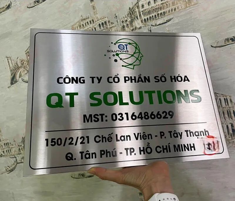 Bảng tên công ty Bảng tên công ty mica là lựa chọn phổ biến nhất hiện nay nhờ tính thẩm mỹ cao và giá thành hợp lý.