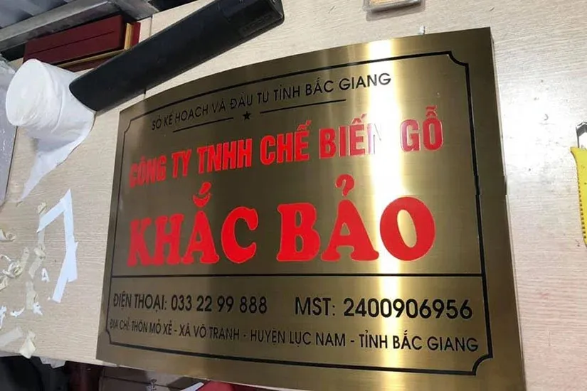 Bảng tên công ty Bảng tên công ty alu (aluminium composite panel) là giải pháp lý tưởng cho những doanh nghiệp cần biển hiệu kích thước lớn nhưng vẫn đảm bảo độ bền và tính thẩm mỹ