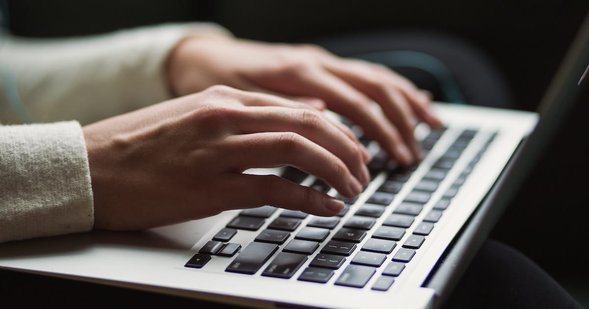 Test Keyboard Kiểm Tra Bàn Phím Online Miễn Phí Máy Tính, Laptop Test Keyboard online là giải pháp đơn giản, hiệu quả để bạn tự kiểm tra và phát hiện sớm các lỗi bàn phím ngay trên trình duyệt, từ đó có biện pháp vệ sinh, sửa chữa hoặc thay thế kịp thời
