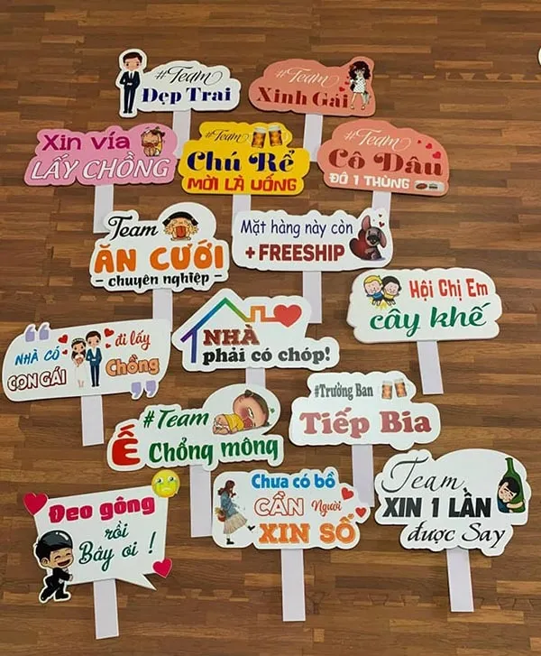 Danh Sách 30+ Mẫu Hashtag Cầm Tay Đám Cưới Bạn NHẤT ĐỊNH Phải Xem! Hashtag cầm tay đám cưới không chỉ là một đạo cụ chụp ảnh, mà còn là cách để bạn kể câu chuyện tình yêu của mình một cách ngắn gọn, súc tích và đầy cảm hứng