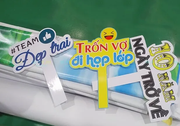 50 Mẫu Hashtag Cầm Tay Sự Kiện Đẹp Giúp "Bùng Nổ" Ảnh Check-in! Hashtag cầm tay sự kiện không chỉ là một đạo cụ chụp ảnh mà còn là công cụ marketing mạnh mẽ, giúp tăng độ nhận diện thương hiệu và tương tác trực tuyến