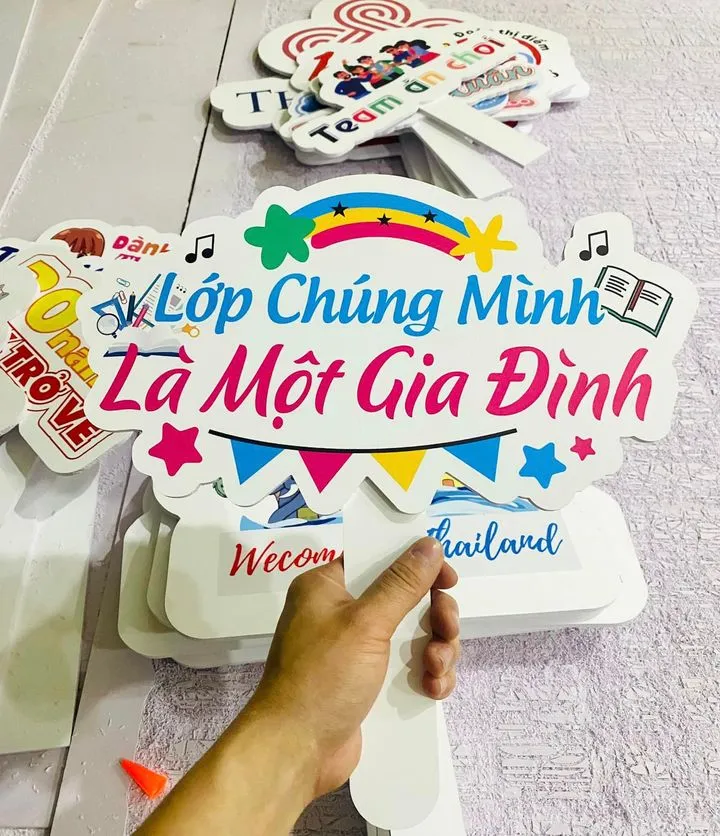 50 Mẫu Hashtag Cầm Tay Sự Kiện Đẹp Giúp "Bùng Nổ" Ảnh Check-in! Nếu bạn muốn tiết kiệm thời gian, IN NHANH cung cấp dịch vụ in ấn hashtag cầm tay sự kiện chuyên nghiệp, đảm bảo chất lượng và giao hàng nhanh