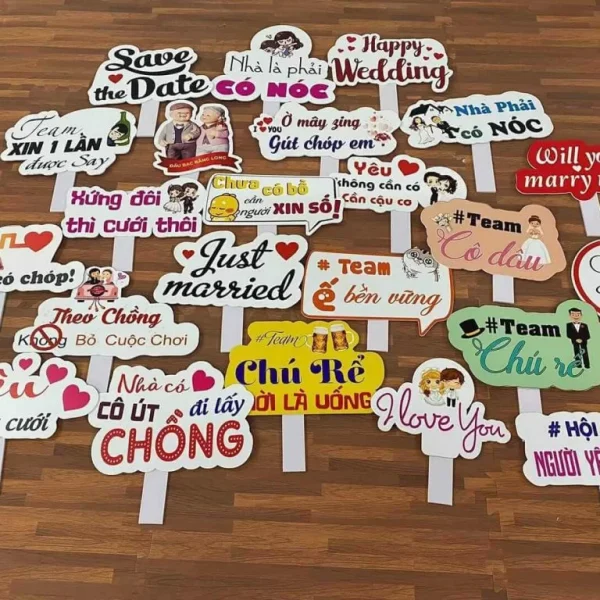 Một mẫu hashtag cầm tay đẹp được thiết kế theo chủ đề sự kiện sẽ khiến khách mời nhớ mãi