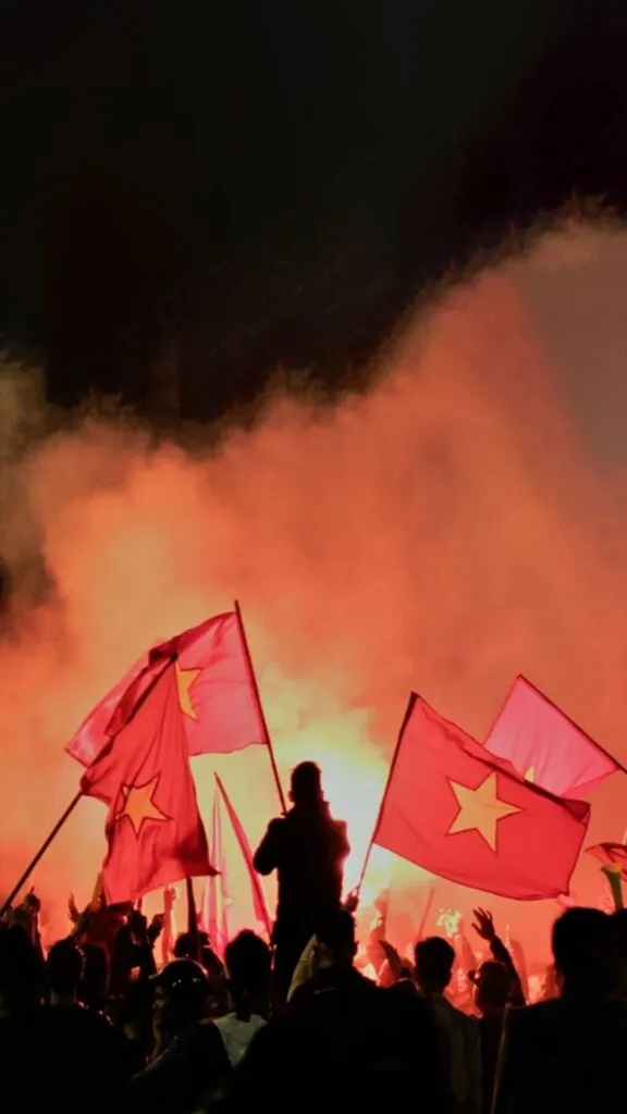 90+ Hình ảnh lá cờ Việt Nam: Rực Rỡ Niềm Tự Hào, Ấn Tượng Sâu Sắc! hinh anh la co Viet Nam innhanh.pro .vn26