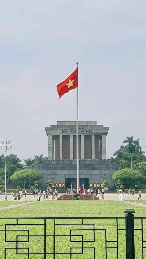 90+ Hình ảnh lá cờ Việt Nam: Rực Rỡ Niềm Tự Hào, Ấn Tượng Sâu Sắc! hinh anh la co Viet Nam innhanh.pro .vn43
