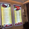 Hộp đèn menu là một loại bảng hiệu quảng cáo được thiết kế dạng hộp, sử dụng hệ thống đèn LED hoặc đèn huỳnh quang bên trong để chiếu sáng