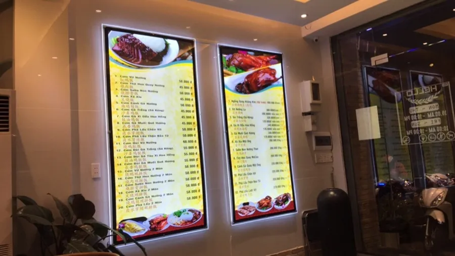 Hộp đèn menu là một loại bảng hiệu quảng cáo được thiết kế dạng hộp, sử dụng hệ thống đèn LED hoặc đèn huỳnh quang bên trong để chiếu sáng