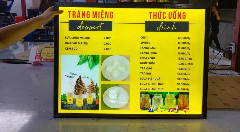 Hộp Đèn Menu Thay vì những cuốn menu giấy truyền thống hay bảng viết tay đơn điệu, hộp đèn menu đang nổi lên như một giải pháp hiện đại, chuyên nghiệp và cực kỳ hiệu quả