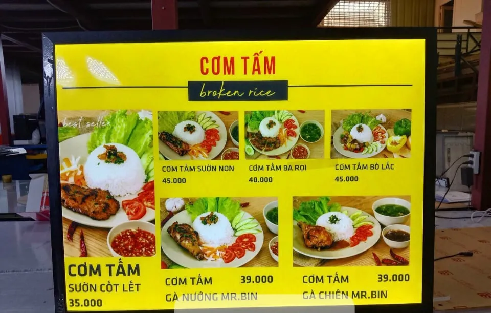 Hộp Đèn Menu Đầu tư vào một bảng hiệu hộp đèn menu không chỉ đơn thuần là làm đẹp cho quán mà còn mang lại vô vàn lợi ích thiết thực, đóng vai trò như một "vũ khí bí mật" giúp bạn chiến thắng trong cuộc đua thu hút khách hàng