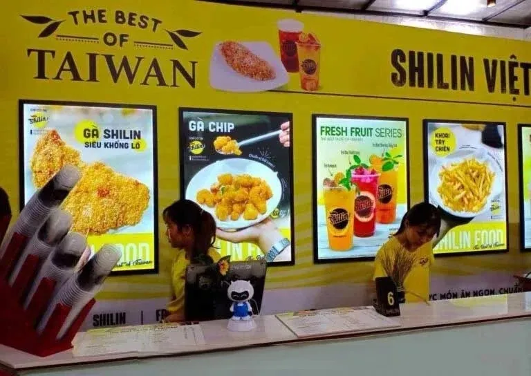 Hộp Đèn Menu Hộp đèn menu thường được làm từ các vật liệu như mica, nhôm, hoặc nhựa, với bề mặt in hình ảnh món ăn, giá cả, hoặc thông tin khuyến mãi