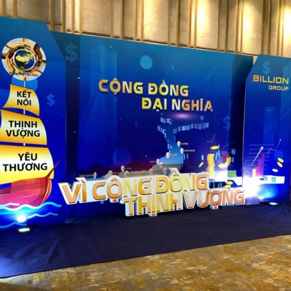 Cửa Hàng In Ấn Quảng Cáo Pro mang đến dịch vụ thi công backdrop trọn gói, kết hợp công nghệ in ấn hiện đại và tay nghề khéo léo để tạo nên những tác phẩm không chỉ đẹp mà còn bền bỉ theo thời gian