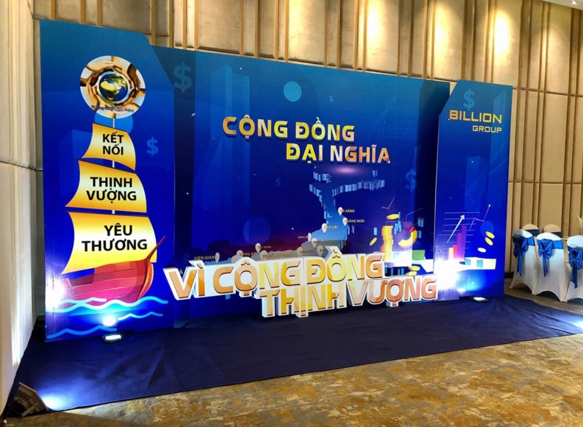 Cửa Hàng In Ấn Quảng Cáo Pro mang đến dịch vụ thi công backdrop trọn gói, kết hợp công nghệ in ấn hiện đại và tay nghề khéo léo để tạo nên những tác phẩm không chỉ đẹp mà còn bền bỉ theo thời gian