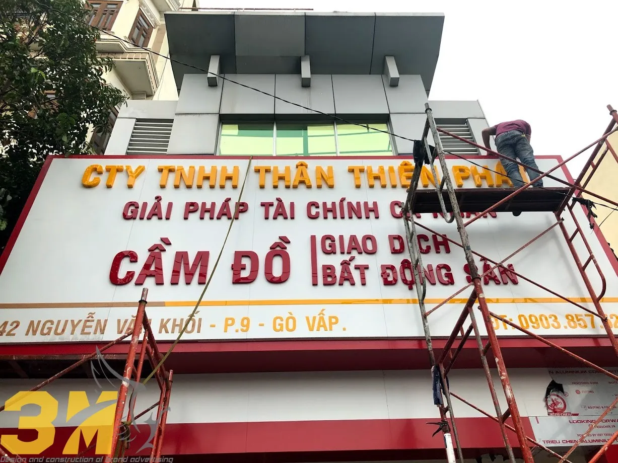 Trong thời đại AI và công cụ online phát triển mạnh, việc tự tay thiết kế bảng hiệu không còn là điều quá xa vời