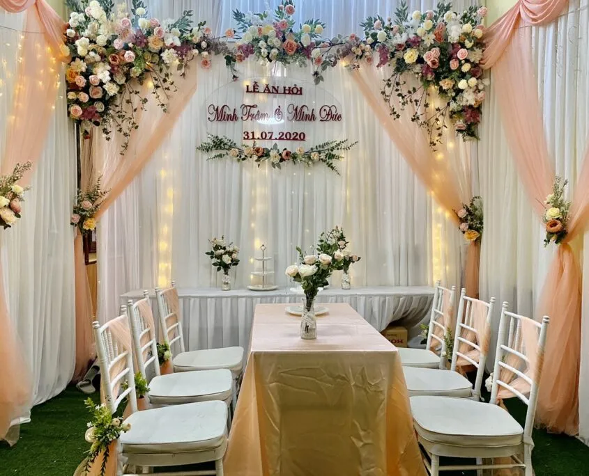 Trang trí tiệc cưới Tại Cửa Hàng In Ấn Quảng Cáo Pro, chúng tôi không chỉ nổi tiếng với dịch vụ in ấn nhanh – mà còn mở rộng dịch vụ trang trí tiệc cưới, kết hợp giữa in ấn – thi công để mang đến gói dịch vụ trọn vẹn cho bạn.