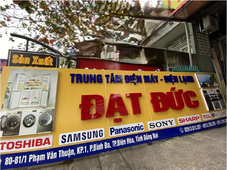 Bảng Hiệu Alu Composite Xanh 3mm Chữ Nổi Bang hieu alu co kha nang chong choi tot voi moi dieu kien thoi tiet khac nghiet nhu mua nang gio bao