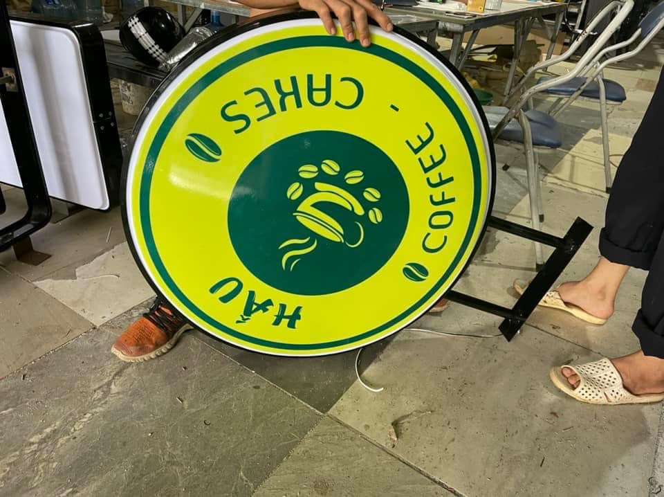 Bảng Hiệu Cafe Alu Nâu Vintage LED Vàng Ấm Bang hieu cafe