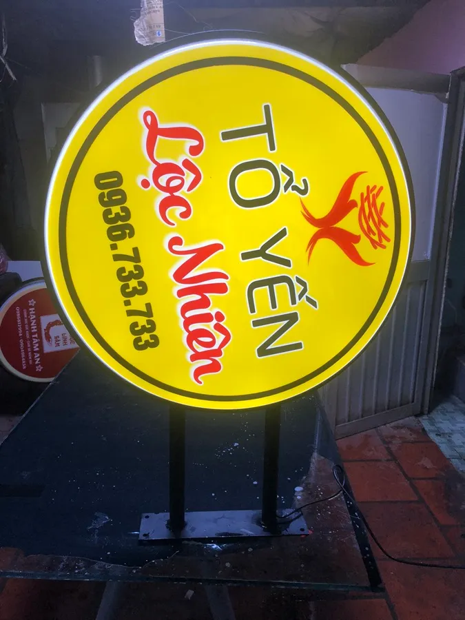 Biển Quảng Cáo Mica Trắng In UV Bien quang cao