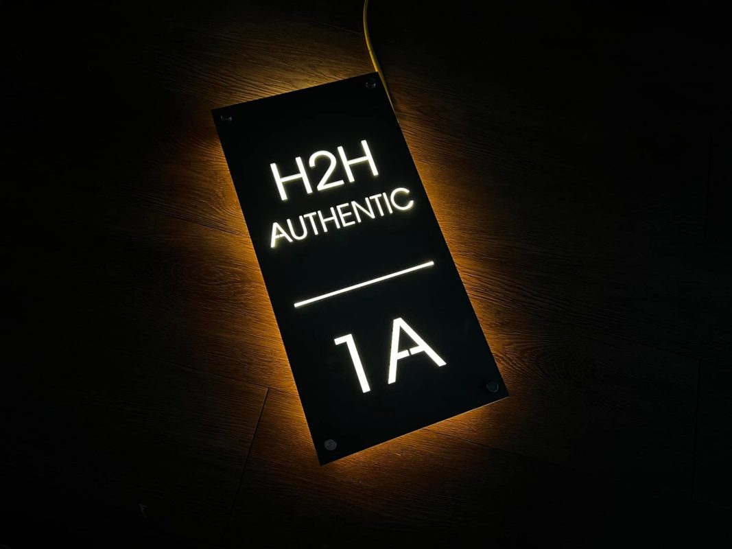 Biển Số Nhà Mica Trắng In UV Bien so nha Bang so nha 1