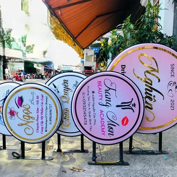 Biển Vẫy Mica Trong Suốt LED RGB 60x40cm Bien vay mica la mot trong nhung giai phap quang cao hieu qua duoc nhieu doanh nghiep lua chon hien nay