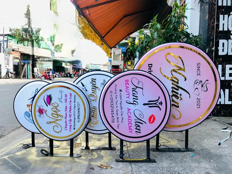 Biển Vẫy Mica Trong Suốt LED RGB 60x40cm Bien vay mica la mot trong nhung giai phap quang cao hieu qua duoc nhieu doanh nghiep lua chon hien nay