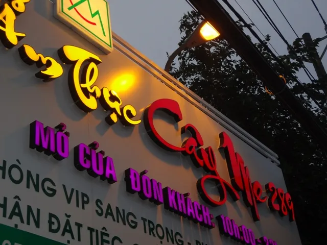 Bảng Hiệu Inox 304 Hắt Sáng Theo Yêu Cầu Dich vu lam bang hieu quan nhau gia re tai tphcm 1