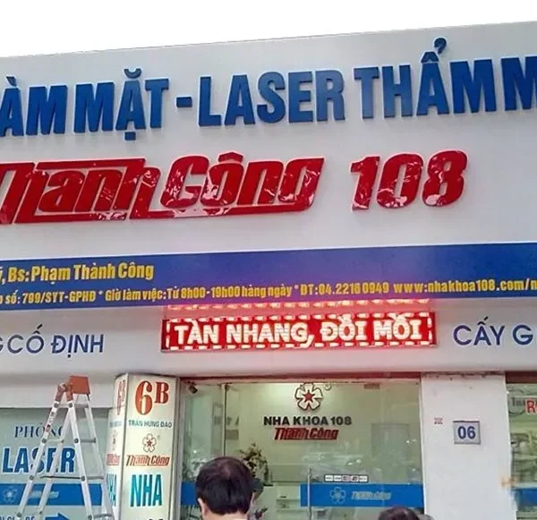 Biển Quảng Cáo Nha Khoa Mica Trắng LED Xanh Dich vu lam bien quang cao nha khoa gia re tai TPHCM duoc nhieu khach hang tin tuong lua chon