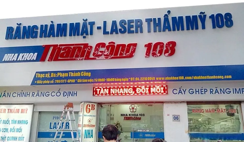 Biển Quảng Cáo Nha Khoa Mica Trắng LED Xanh Dich vu lam bien quang cao nha khoa gia re tai TPHCM duoc nhieu khach hang tin tuong lua chon