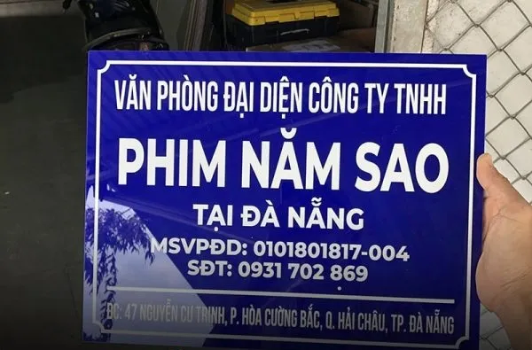 Biển Công Ty Mica Trong Suốt LED Viền Lam bien cong ty mica la mot trong nhung giai phap quang cao hieu qua