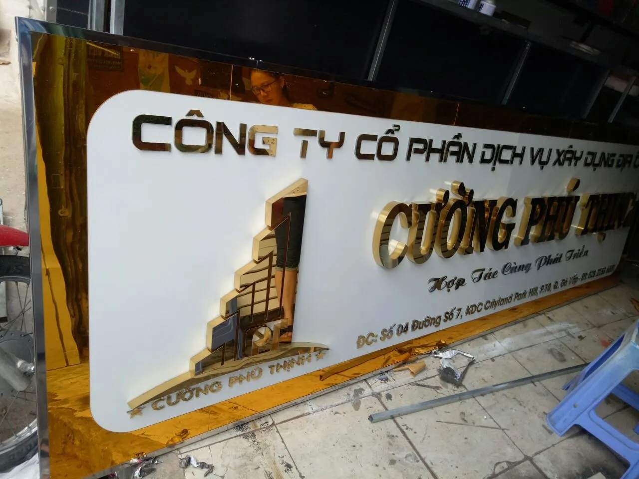 Biển Công Ty Chữ Nổi Inox 304 Mạ Vàng Loi ich khi su dung dich vu lam bien cong ty chu noi tai Quang Cao 24H