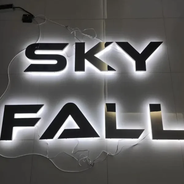 Chữ Nổi Inox LED Hắt Sáng Vàng Chân 15cm Cao 60cm Mica la vat lieu duoc ua chuong nhat trong lam Chu Noi Led Hat Sang Chan nho nhung uu diem vuot troi e1740990528689