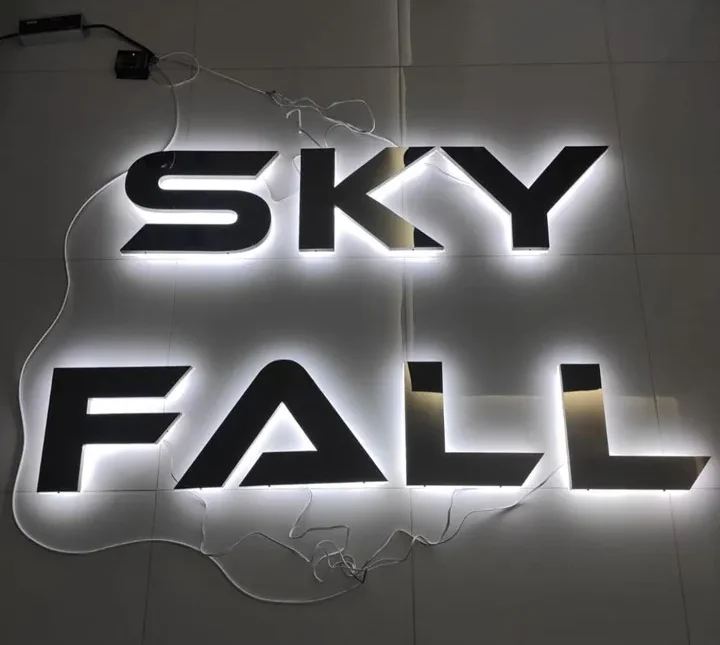 Chữ Nổi Inox LED Hắt Sáng Vàng Chân 15cm Cao 60cm Mica la vat lieu duoc ua chuong nhat trong lam Chu Noi Led Hat Sang Chan nho nhung uu diem vuot troi e1740990528689