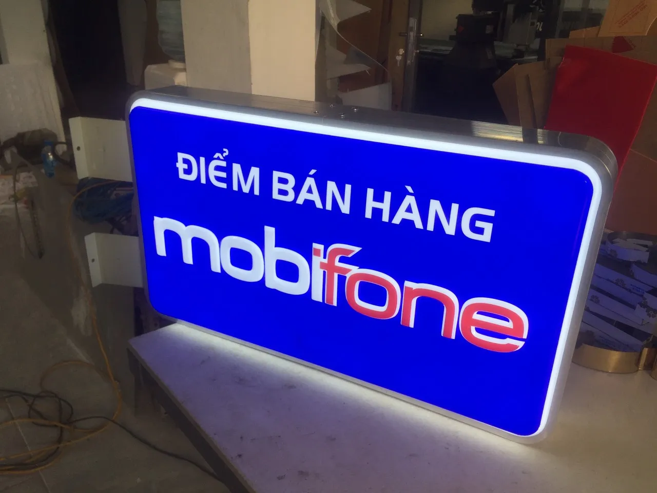 Biển Vẫy Hộp Đèn Mica Vuông LED RGB Nhung ung dung pho bien cua bien vay hop den trong kinh doanh