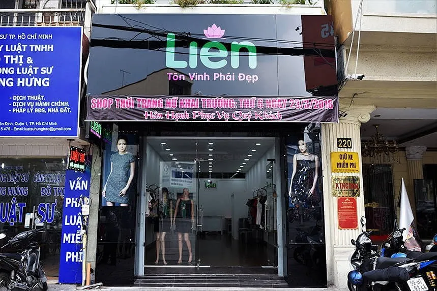 Bảng Hiệu Shop Quần Áo Alu Đen LED Viền Quang Cao 24h so huu doi ngu designer voi hon 10 nam kinh nghiem trong linh vuc thiet ke bang hieu shop quan ao