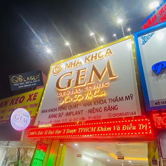 Biển Quảng Cáo Nha Khoa Mica Trắng LED Xanh Quang cao 24h se tao ra nhung mau bien quang cao nha khoa dep theo yeu cau