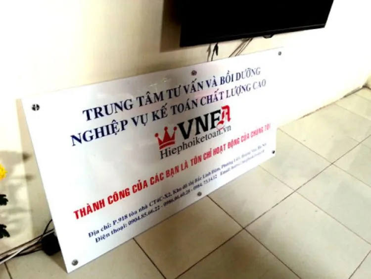 Biển Công Ty Mica Trong Suốt LED Viền Quy trinh lam bien cong ty mica tai Quang Cao 24H