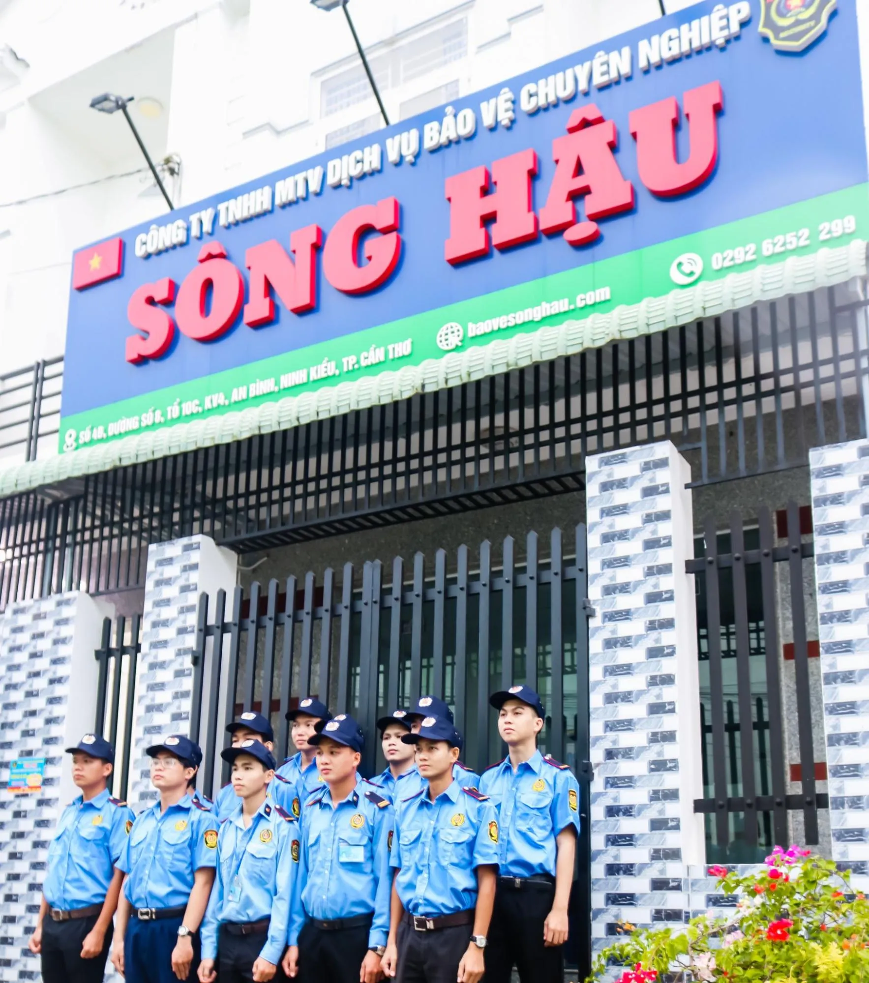 Bảng Hiệu Công Ty Bảo Vệ Alu Xanh Navy Chữ Trắng Tai Sao Nen Chon Lam Bang Hieu Cong Ty Bao Ve Chuyen Nghiep