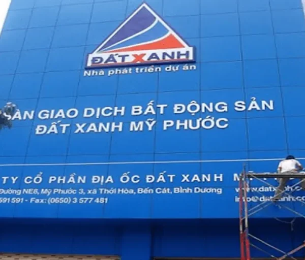 Bảng Hiệu Bất Động Sản Mica Xanh Chữ Inox Thiet ke bang hieu cong ty bat dong san