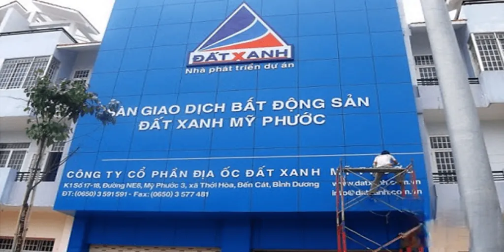 Bảng Hiệu Bất Động Sản Mica Xanh Chữ Inox Thiet ke bang hieu cong ty bat dong san